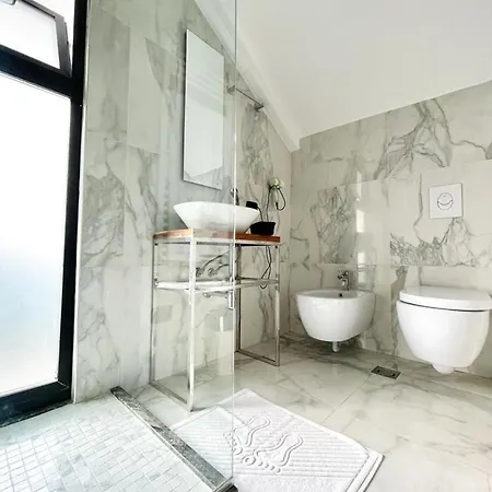 Shard Boutique Bed and Breakfast Τίρανα