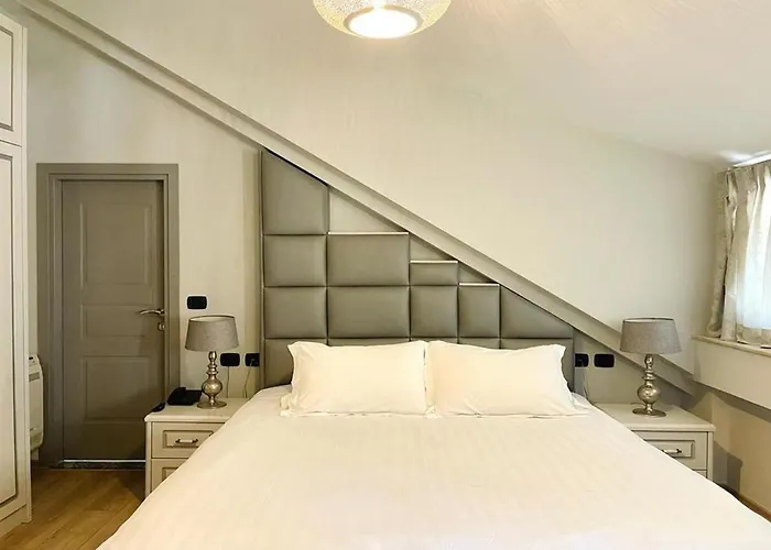 Shard Boutique Τίρανα